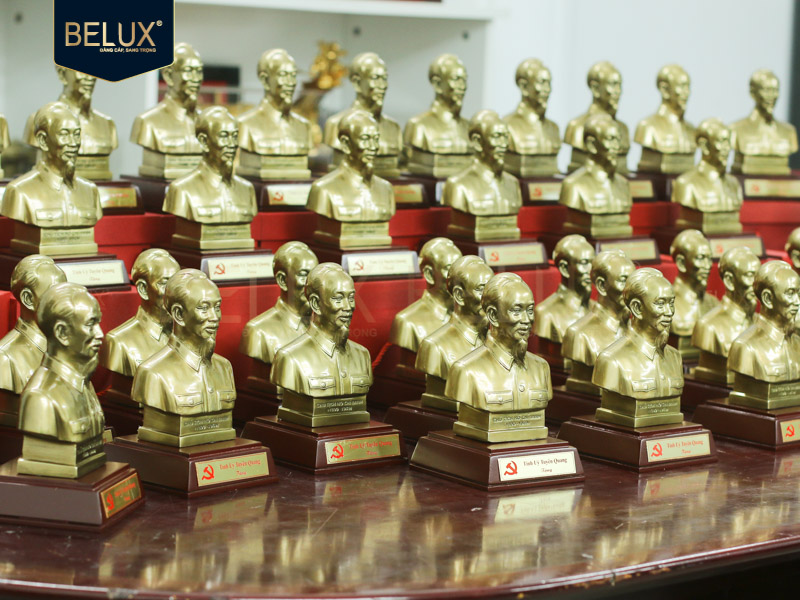 Lô 40 tượng Bác Hồ Tỉnh Ủy Tuyên Quang cao 15cm bằng đồng thiết kế theo yêu cầu